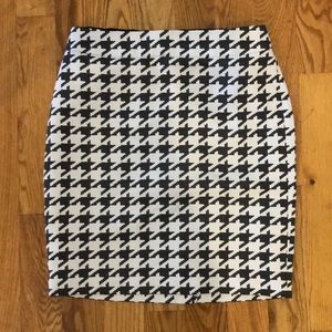 Houndstooth pencil skirt